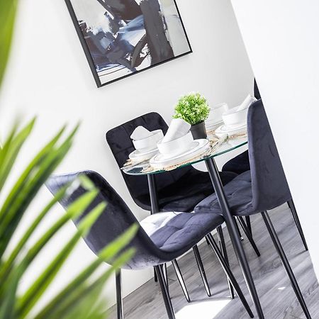 Block Of Apartments In Croydon ,Long Stays , Weekly & Monthly Offers , Contractors , Relocations , Leisure & Family Stays エクステリア 写真